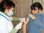 10 сентября начнутся испытания "живой" вакцины против "свиного гриппа" / Медики утверждают, что нашлось "море" желающих испытать препарат на себе