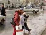 В Челябинске под колеса автомобиля попала коляска с ребенком