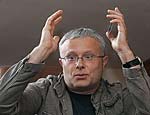 Оппозиционный олигарх Лебедев требует раздать оружие журналистам