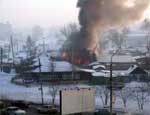 В поселке Сыростан большой пожар оставил несколько семей без крыши над головой