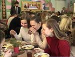 В Челябинске заведующая  столовой обобрала школьников