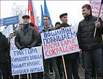 Чиновники «Единой России» приехали на митинг в поддержку отечественного автопрома на праворульных иномарках (ФОТО)