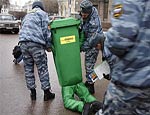 Московская милиция арестовала мусорный бачок (ФОТО)