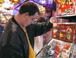 Южноуралец проиграл в игровых автоматах четверть миллиона рублей, которые он выманил у пенсионерки