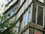 Челябинским спасателям пришлось снимать с балкона  17-летнюю девушку
