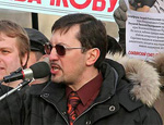 Лидеру российских националистов Александру Белову дали 1,5 года условно. Выйдя из зала суда, он провозгласил: "Слава Руси! Смерть оккупантам!"