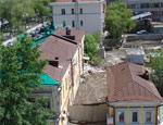 "Предшосовская" суета в Екатеринбурге: крыши домов красят наполовину (ФОТО)