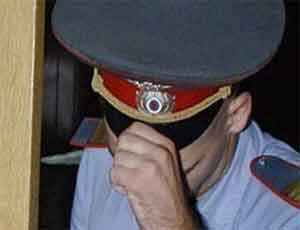 Полицейский из Челябинска подозревается в незаконном проникновении в жилище / Парень выбил чужую дверь и ударил соседа по лицу