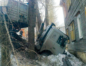 В Златоусте грузовик вылетел со скользкой дороги на жилой дом