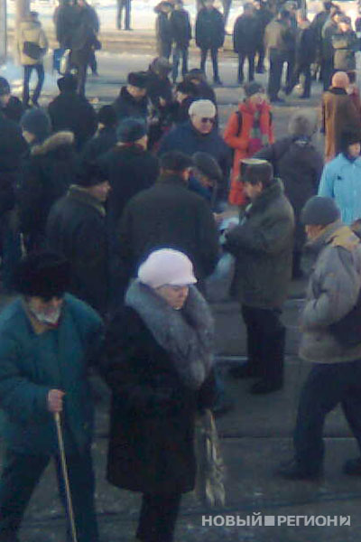 Новый Регион: Беспрецедентная акция протеста в Екатеринбурге: пенсионеры на 3 часа перекрыли движение машин и трамваев в центре города (ФОТО)