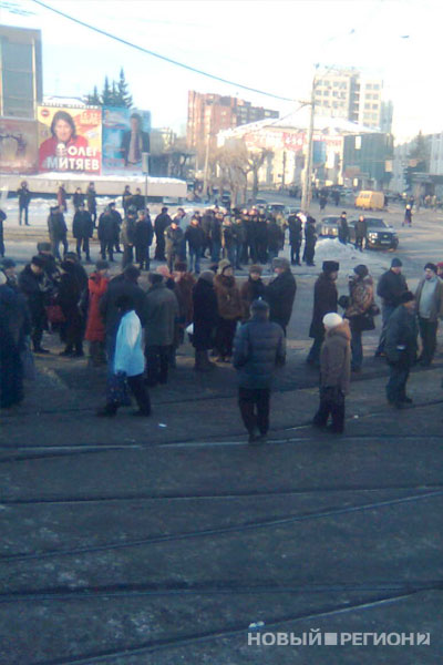 Новый Регион: Беспрецедентная акция протеста в Екатеринбурге: пенсионеры на 3 часа перекрыли движение машин и трамваев в центре города (ФОТО)