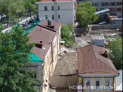 "Предшосовская" суета в Екатеринбурге: крыши домов красят наполовину (ФОТО)