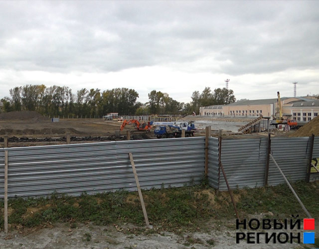 Новый Регион: На реконструируемом стадионе ''Уралмаш'' начали возводить новые трибуны (ФОТО)