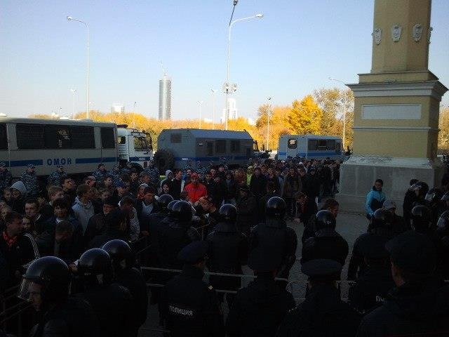 Новый Регион: ''Это полицейский беспредел'': болельщики ФК ''Урал'' устроили бойкот из-за автобусов для личного досмотра возле стадиона (ФОТО)