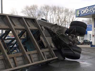 Новый Регион: В Челябинске нетрезвый водитель опрокинул МАЗ (ФОТО)