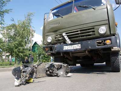 В Челябинске произошло шокирующее ДТП: КАМАЗ вдребезги разбил скутер (ФОТО)