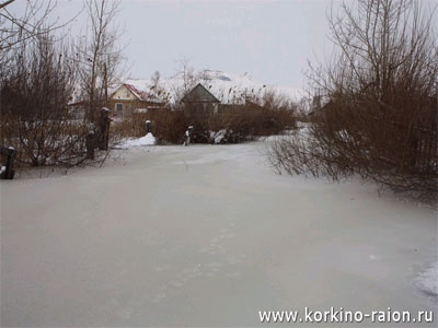 Новый Регион: В Коркино среди зимы затопило целый микрорайон: дома, огороды и дороги сковало льдом (ФОТО)