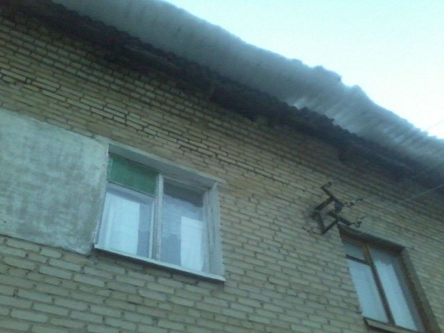 На Южном Урале управляющая компания отказывается восстанавливать пенсионерке балкон, разрушенный ледяной глыбой, упавшей с крыши (ФОТО)