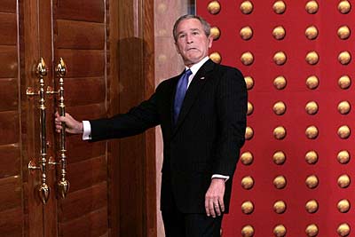 Новый Регион: Spiegel прощается с Джорджем Бушем: самые комичные снимки уходящего президента США (ФОТО)