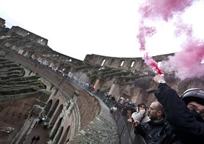 Итальянские студенты захватили вокзалы, мосты, Колизей и Пизанскую башню (ФОТО) / Правительство Берлускони сократило финансирование ВУЗов