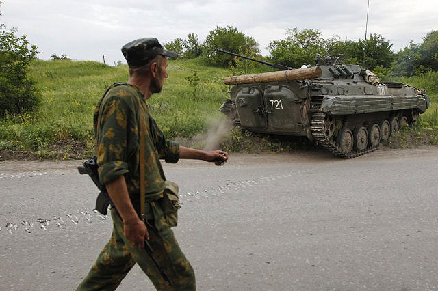Новый Регион: Украинская операция по принуждению Лисичанска к выборам закончилась разоружением ''киевских'' и потерей десятка бронемашин (ФОТО, ВИДЕОИНТЕРЬВЬЮ ПЛЕННЫХ)