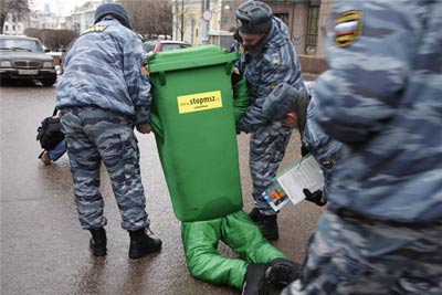 Новый Регион: Московская милиция аререстовала мусорный бачок