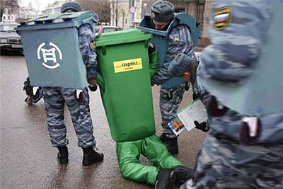 Новый Регион: Московская милиция аререстовала мусорный бачок