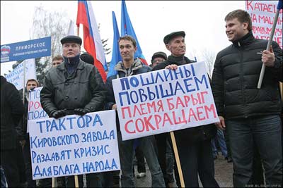 Новый Регион: Чиновники Единой России приехали на митинг в поддержку отечественного автопрома на праворульных иномарках