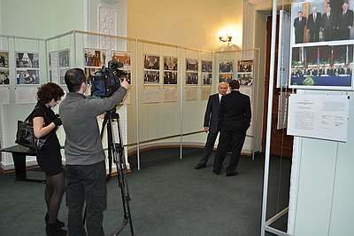 Посольство России открыло в Киеве выставку в честь Ельцина (ФОТО) / Потеря огромных территорий - благо для нынешней РФ, считают чиновники