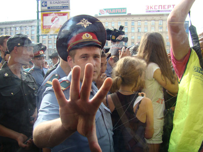 Московскому ОМОНу скомандовали "Фас!" (ФОТО) / Бойцы хватали женщин, пинали подростков и замахивались на журналистов