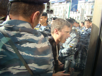 Московскому ОМОНу скомандовали "Фас!" (ФОТО) / Бойцы хватали женщин, пинали подростков и замахивались на журналистов