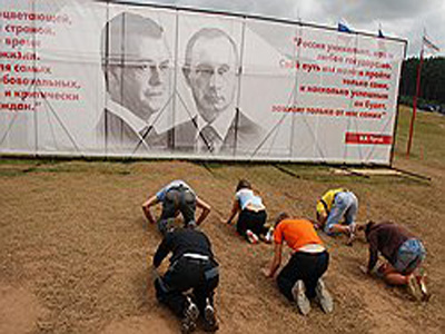 Перед приездом Путина на Селигер участникам встречи запретили употреблять слова: "Медведев", "деньги", "дайте", "помогите" (ФОТО)