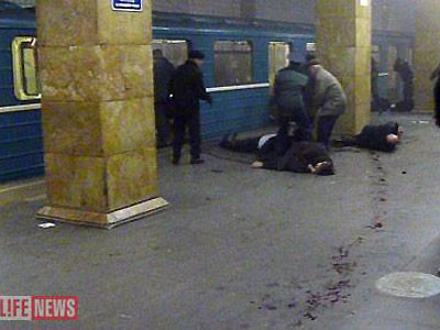 Московское метро взорвали с помощью гексогена (ФОТО, ВИДЕО) / Милиция ищет женщин славянской внешности, сопровождавших террористок-смертниц